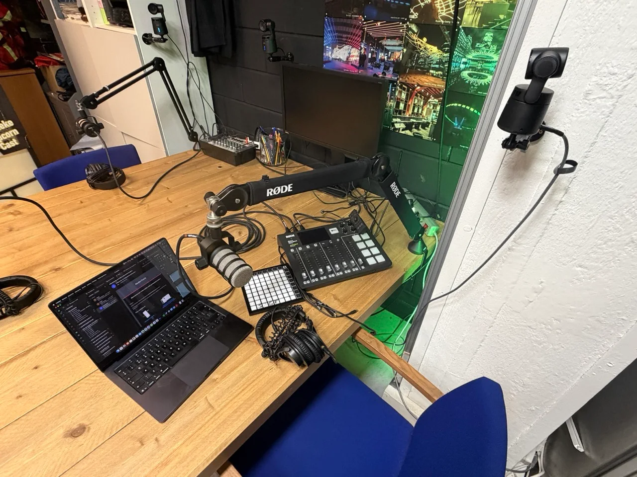Podcaststudio in Leiden met RØDECaster Pro, microfoons en koptelefoons
